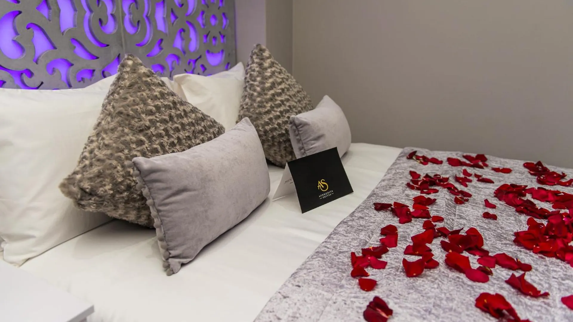 Aphrodite Suites Huddersfield 0*,